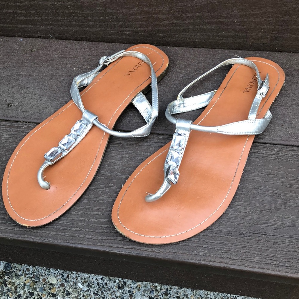 🎈$4 w/ bundle: Silver sandals